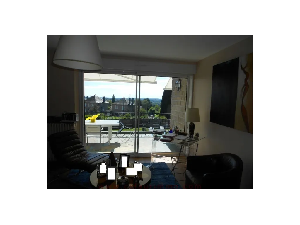 NICE HOUSE WITH POOL AND SIGHT ON EGLETONS