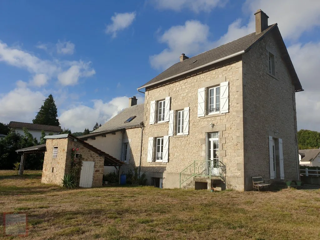 FAMILY HOUSE CLOSE TO SHOPS