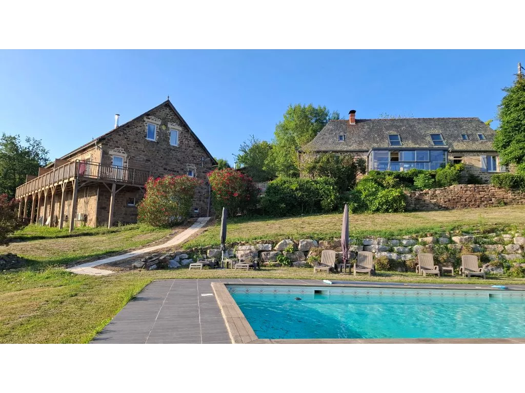 DOMAINE DE 10 HA : MAISON, GRANGE AMENAGEE, VUE, PISCINE