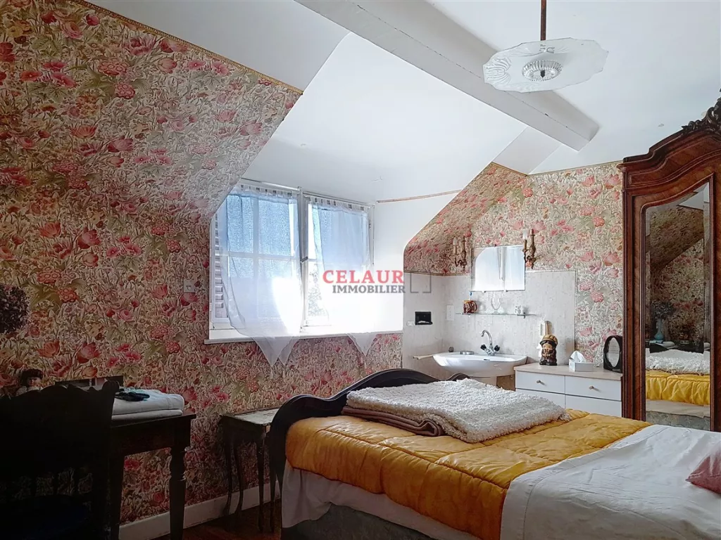 Maison familiale avec dépendance et jardin arboré et clos.