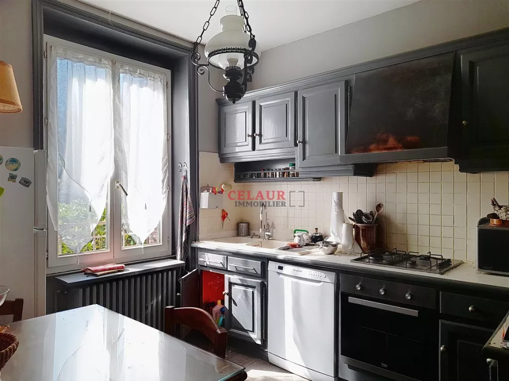 Maison familiale avec dépendance et jardin arboré et clos.