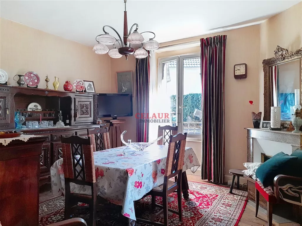 Maison familiale avec dépendance et jardin arboré et clos.