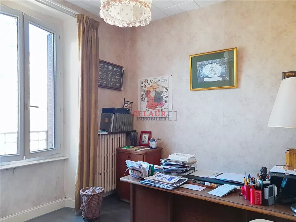 Maison familiale avec dépendance et jardin arboré et clos.