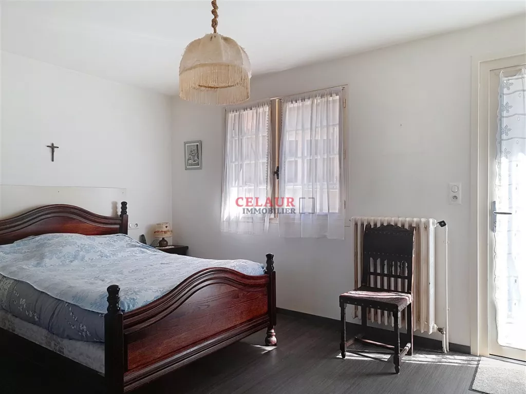 Maison familiale avec dépendance et jardin arboré et clos.