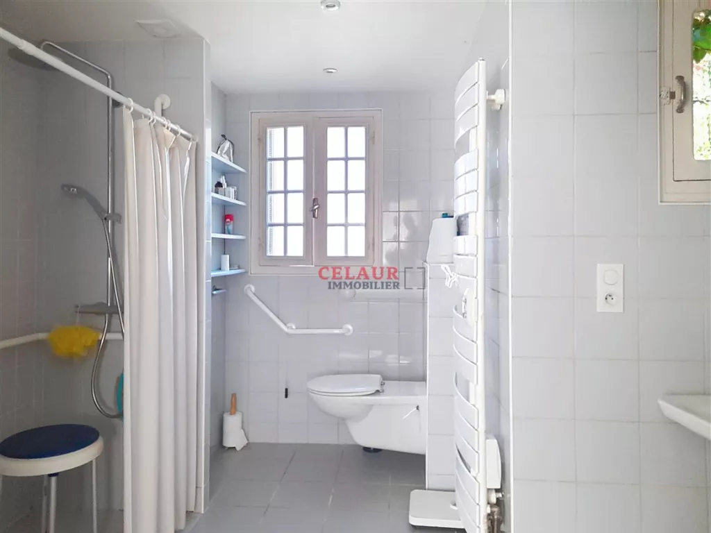 Maison familiale avec dépendance et jardin arboré et clos.