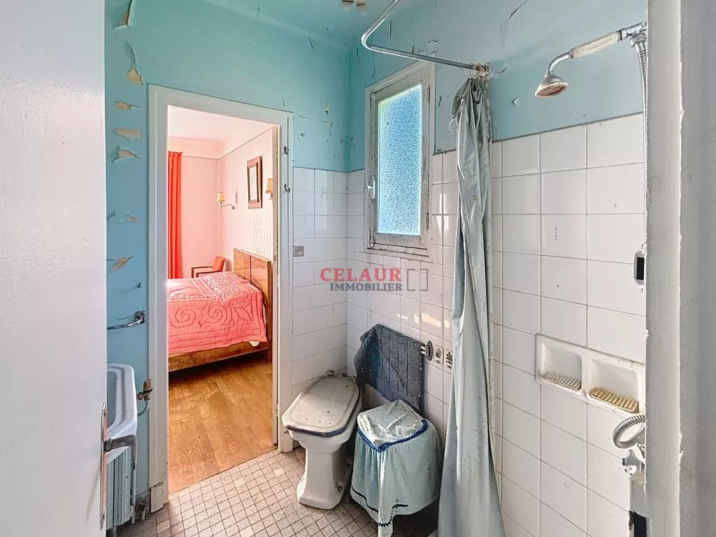 PAVILLON A RENOVER SUR 1229 M&sup2; DE JARDIN CLOS