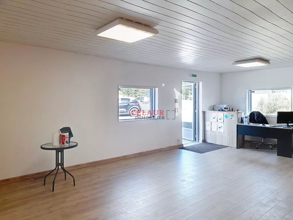 Visibilité assurée pour ce local professionnel !