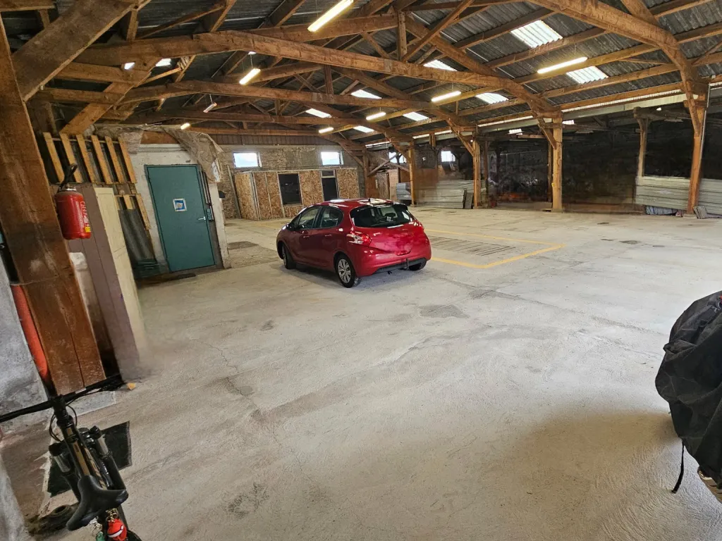 Maison atypique avec entr&ecirc;pots