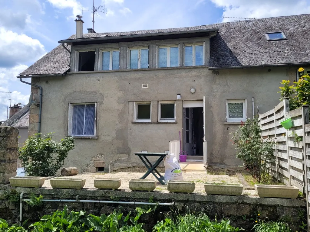 GRANDE MAISON DE BOURG EN PIERRES