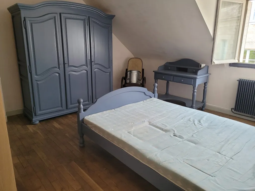 GRANDE MAISON DE BOURG EN PIERRES